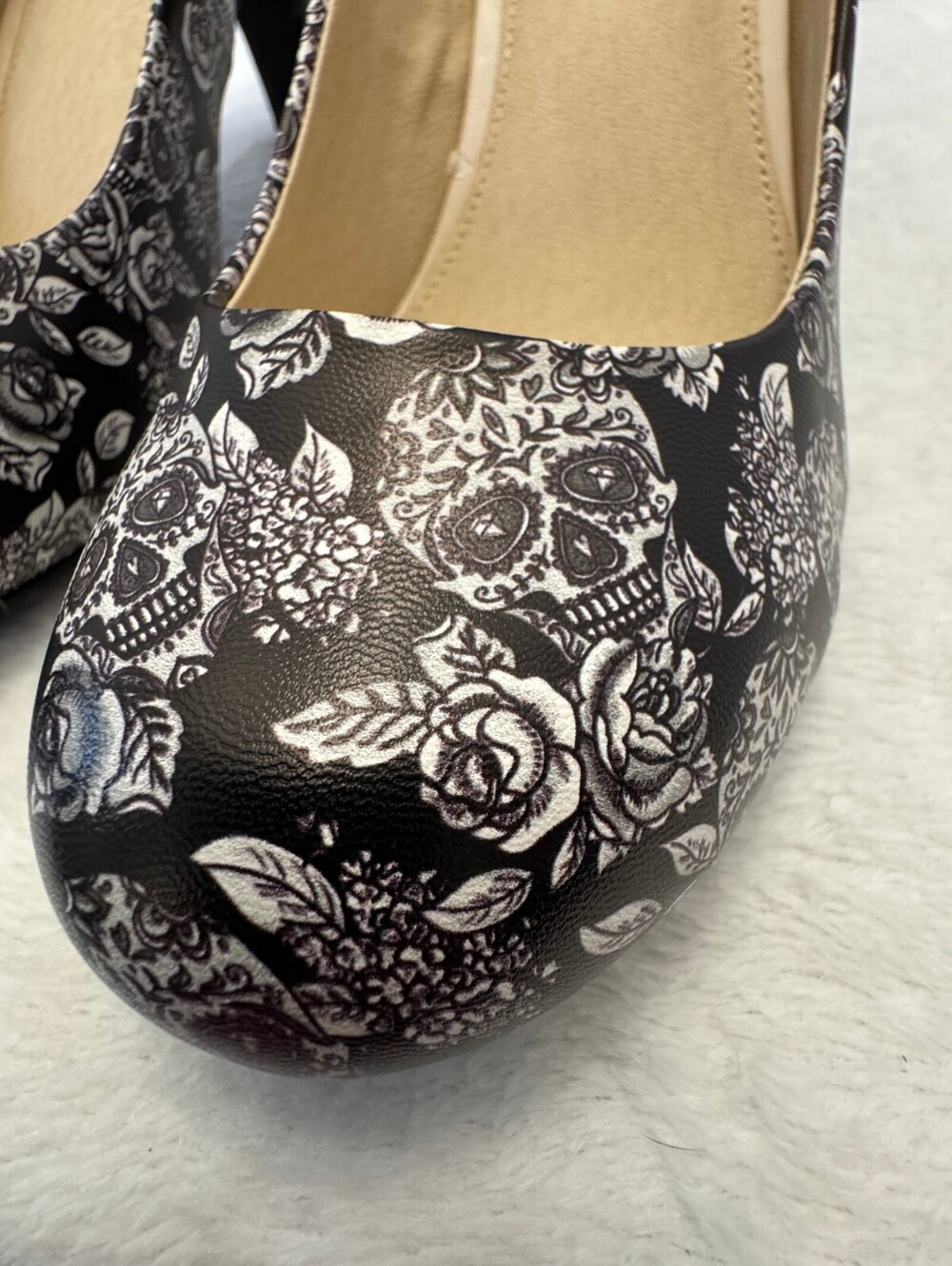 T.U.K. A8933L Antipop Heels Womens 9 Sugar Skull Roses Goth Pumps NWOT - Picture 3 of 10